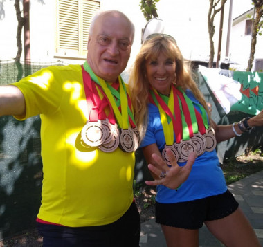 Marcello con le 10 medaglie di ogni maratona terminata