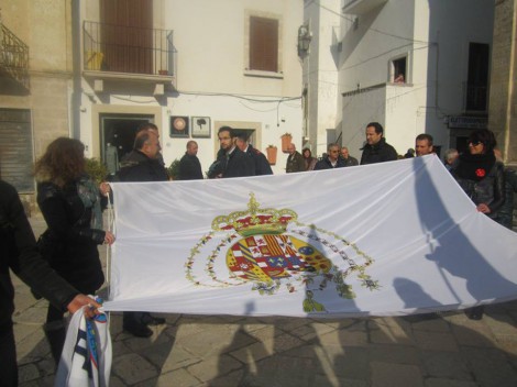 LA GRANDE BANDIERA PORTATA IN CORTEO PER LE VIE DI POLIGNANO LA GRANDE BANDIERA PORTATA IN CORTEO PER LE VIE DI POLIGNANO