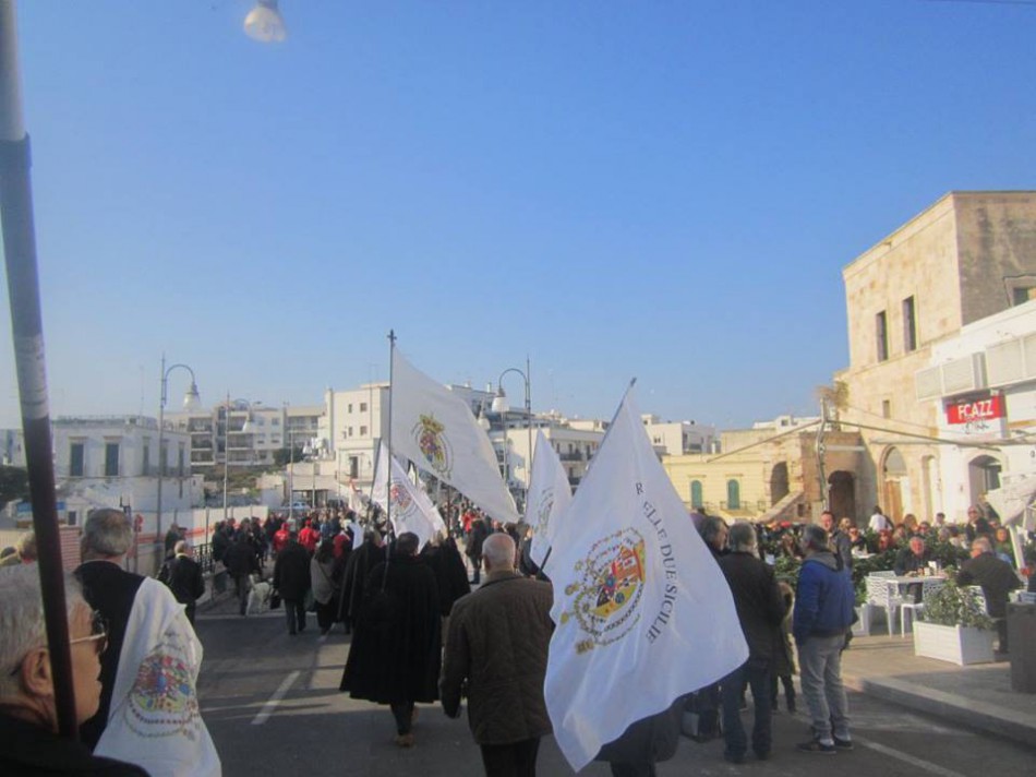 IL CORTEO DELLE BANDIERE ARRIVA AL GRANDE PONTE DI RE FERDINANDO II IL CORTEO DELLE BANDIERE ARRIVA AL GRANDE PONTE DI RE FERDINANDO II
