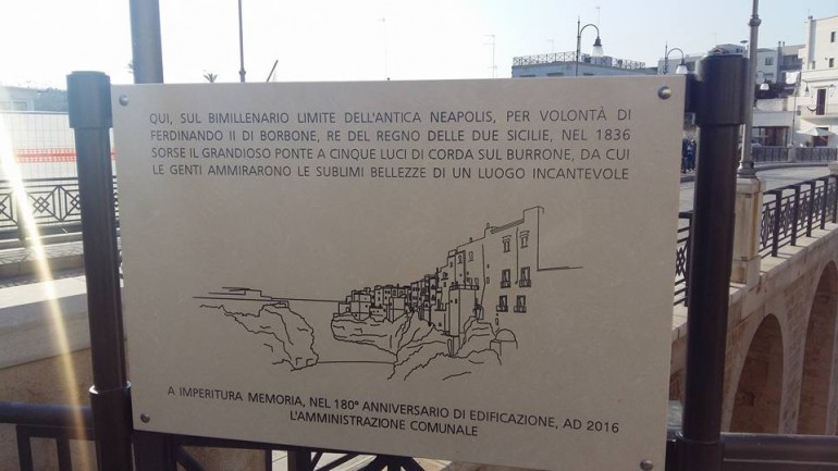 LA TARGA COLLOCATA SUL GRANDE PONTE FERDINANDEO DI POLIGNANO A MARE LA TARGA COLLOCATA SUL GRANDE PONTE FERDINANDEO DI POLIGNANO A MARE