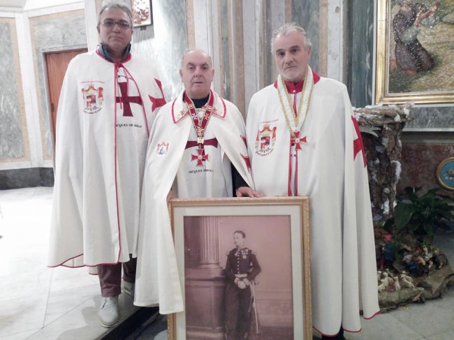 il Gran Priore dei Poveri Cavalieri di Cristo riceve in consegna il quadro di Re Francesco II da esporre nella chiesa di S. Gennaro e di S. M. Coeli di Napoli il Gran Priore dei Poveri Cavalieri di Cristo riceve in consegna il quadro di Re Francesco II da esporre nella chiesa di S. Gennaro e di S. M. Coeli di Napoli