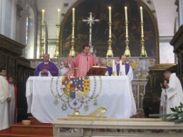 Durante la celebrazione a Polignano: la Bandiera sull'Altare servita da tovaglia, e poi benedetta da S.A.R. don Alessandro di Borbone Due Sicilie, è quella che sventolerà a Gaeta Durante la celebrazione a Polignano: la Bandiera sull'Altare servita da tovaglia, e poi benedetta da S.A.R. don Alessandro di Borbone Due Sicilie, è quella che sventolerà a Gaeta