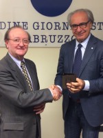 29.3.2018. Il Presidente dell'Ordine dei Giornalisti d'Abruzzo, Stefano Pallotta, consegna la medaglia a Raffaele Bigi per aver superato i 35 anni di iscrizione all'Albo professionale dei Giornalisti