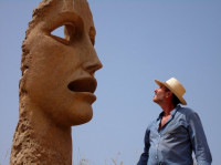 Lorenzo e una sua scultura